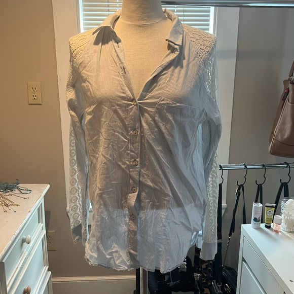 Holding horses long sleeve - Picture 2 of 3